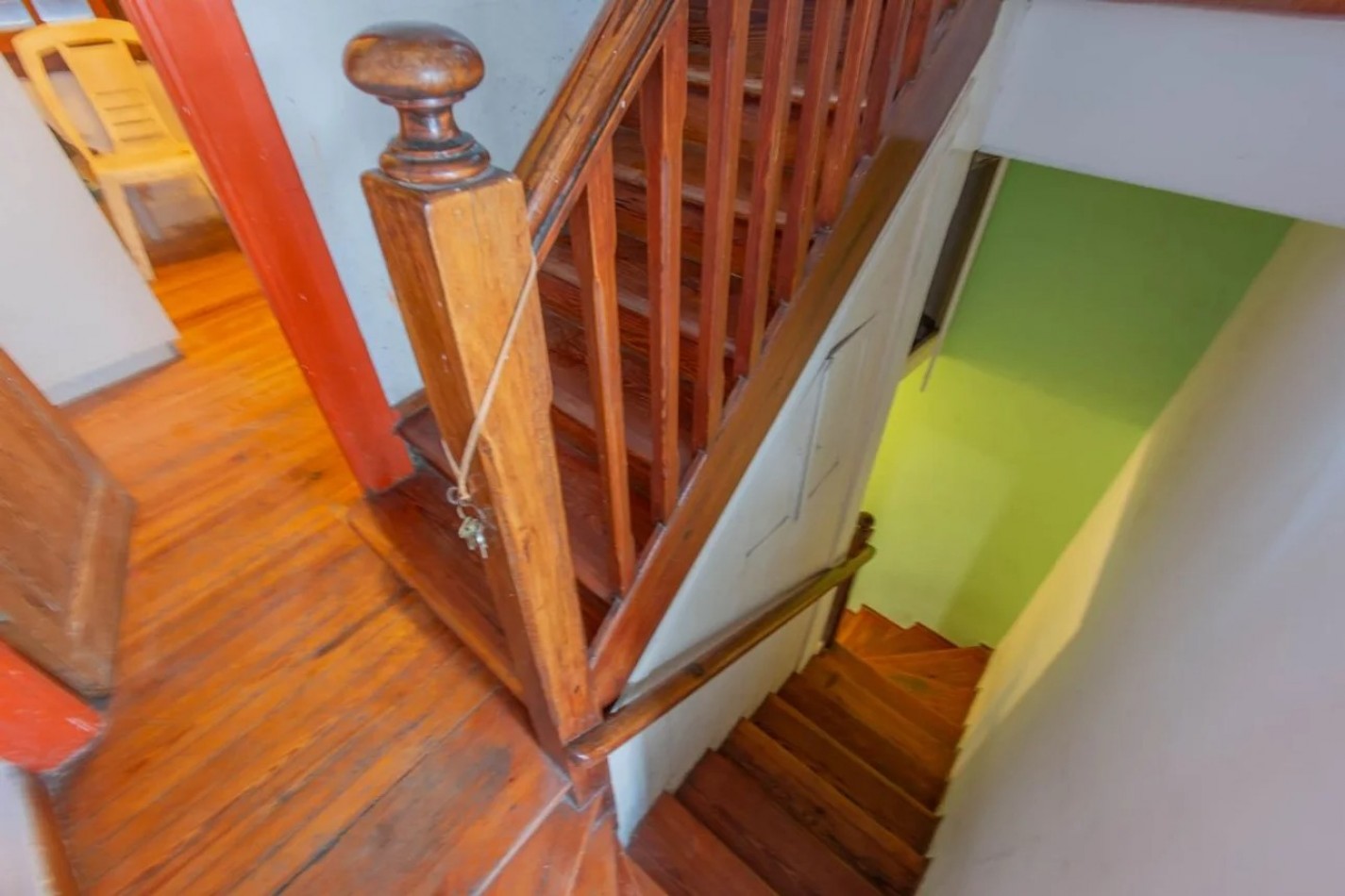 VENTA DE CASA 7 AMBIENTES CON TERRAZA A MEJORAR 