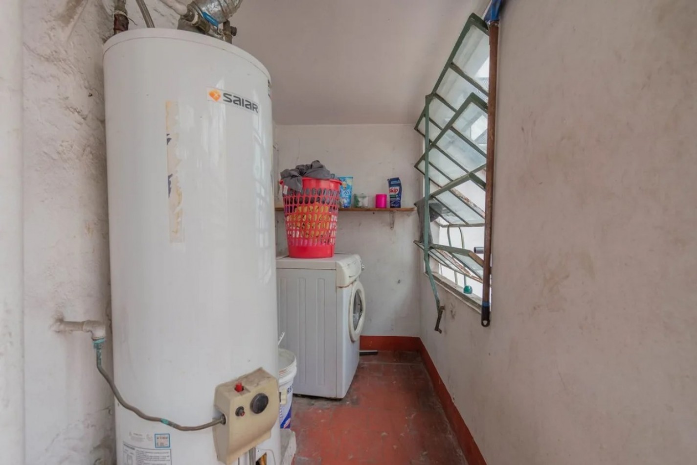 VENTA DE CASA 7 AMBIENTES CON TERRAZA A MEJORAR 