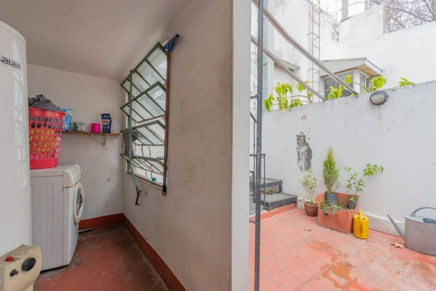 VENTA DE CASA 7 AMBIENTES CON TERRAZA A MEJORAR 