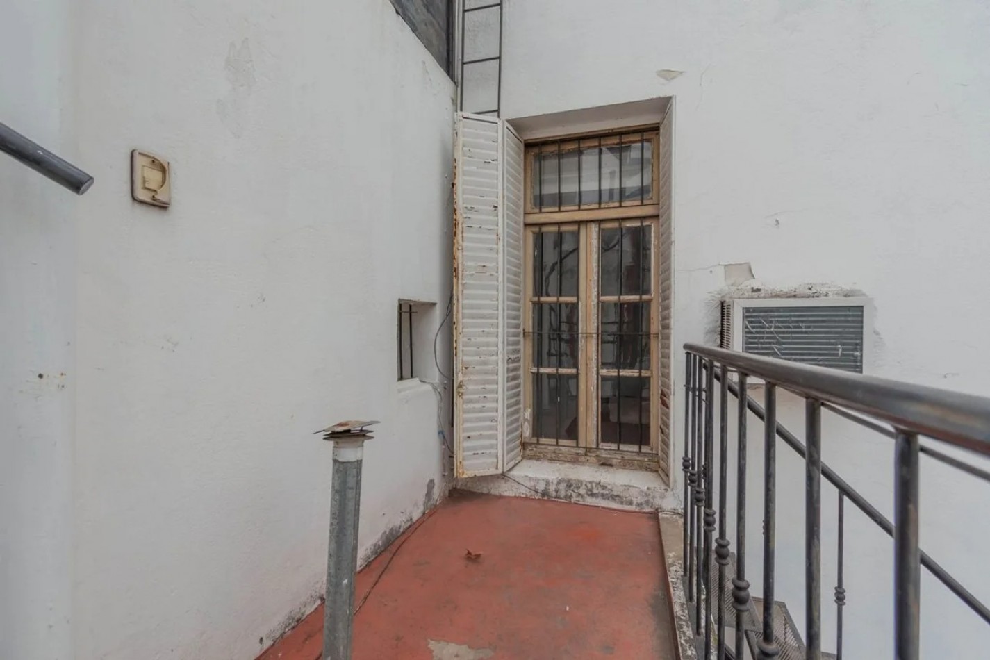 VENTA DE CASA 7 AMBIENTES CON TERRAZA A MEJORAR 
