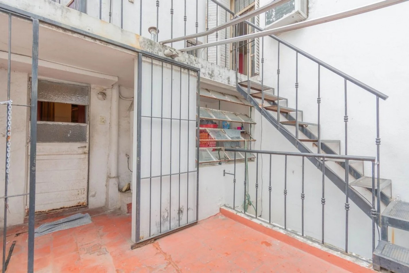 VENTA DE CASA 7 AMBIENTES CON TERRAZA A MEJORAR 
