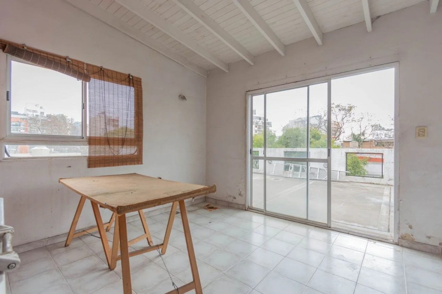 VENTA DE CASA 7 AMBIENTES CON TERRAZA A MEJORAR 