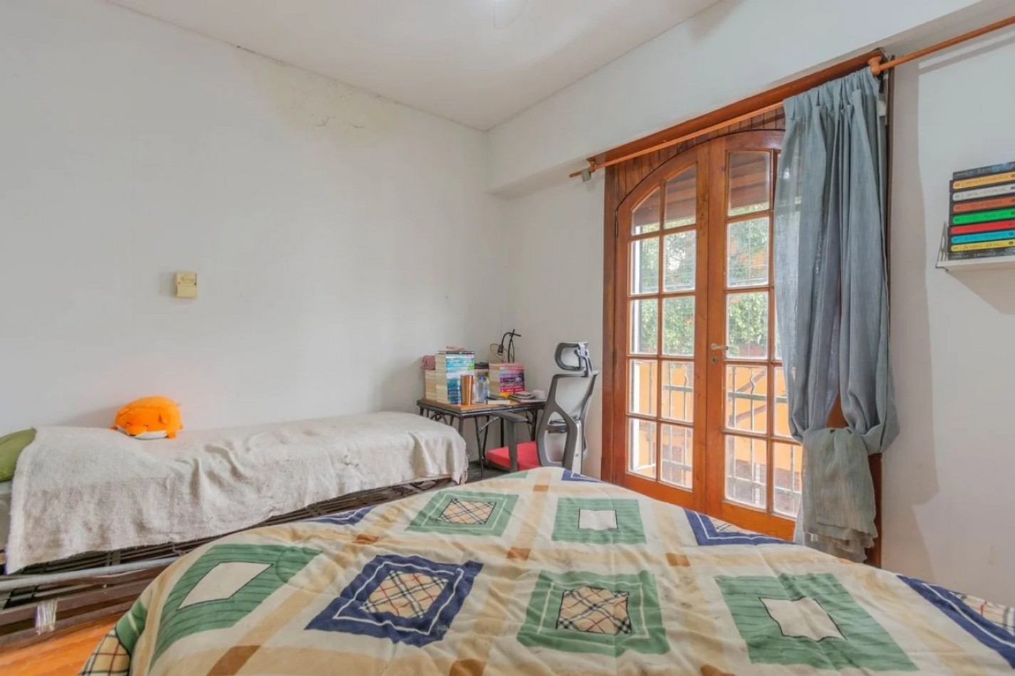 VENTA DE CASA 7 AMBIENTES CON TERRAZA A MEJORAR 