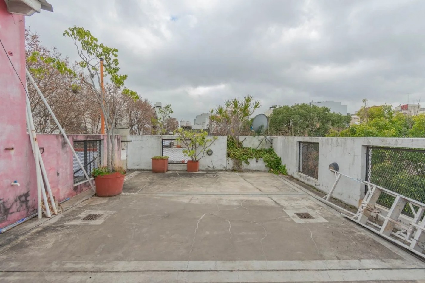 VENTA DE CASA 7 AMBIENTES CON TERRAZA A MEJORAR 