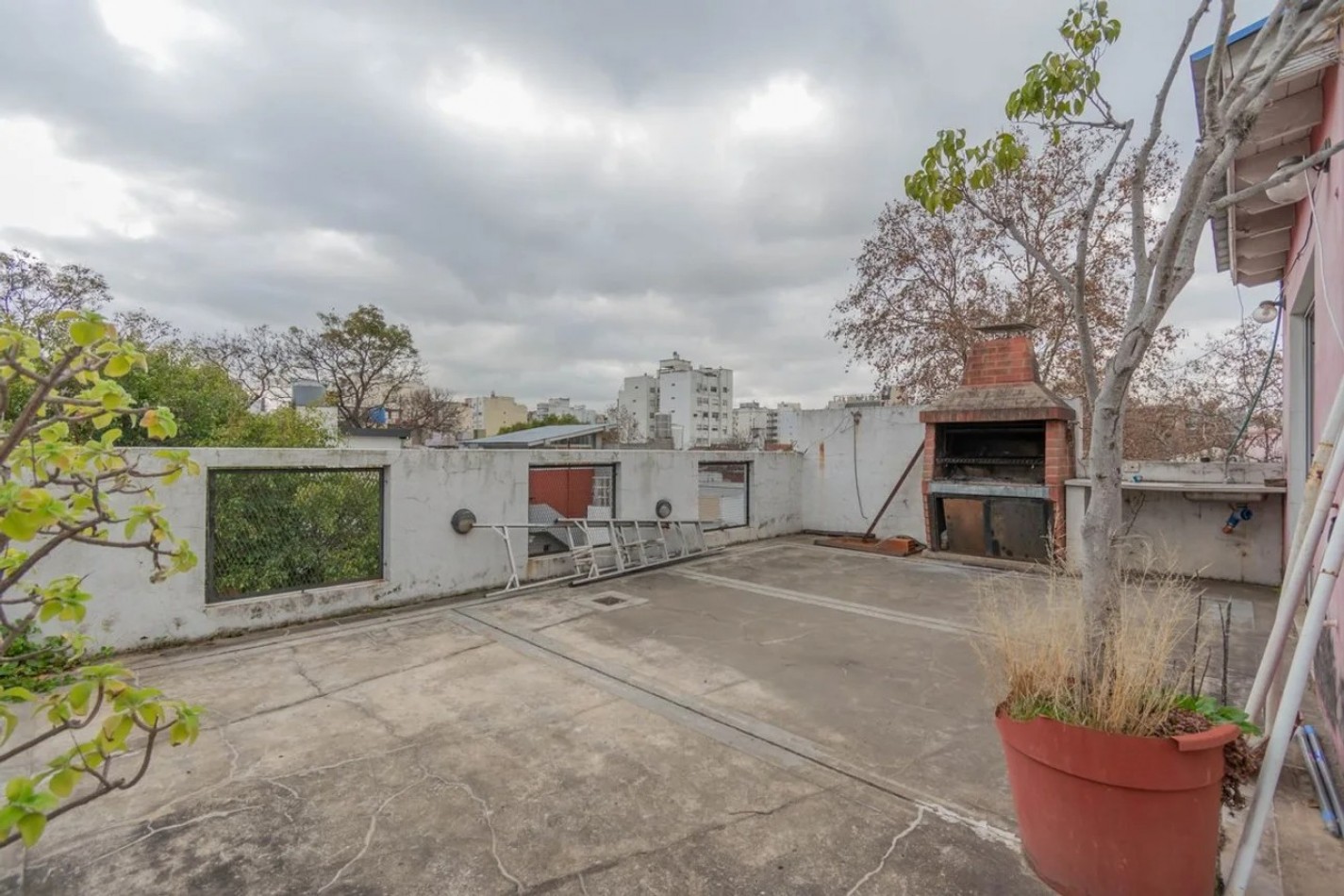 VENTA DE CASA 7 AMBIENTES CON TERRAZA A MEJORAR 