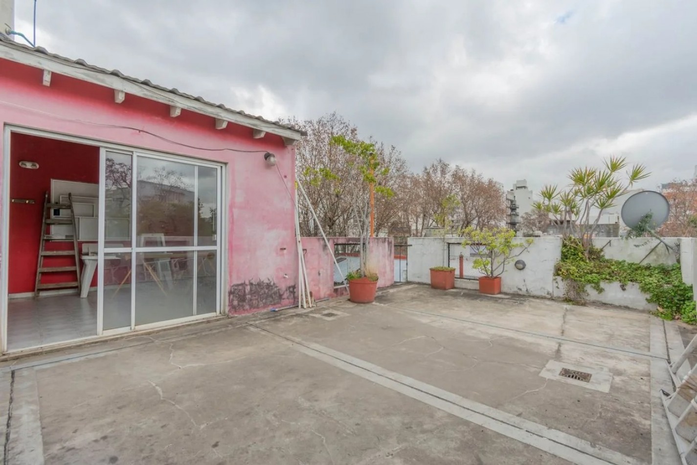VENTA DE CASA 7 AMBIENTES CON TERRAZA A MEJORAR 