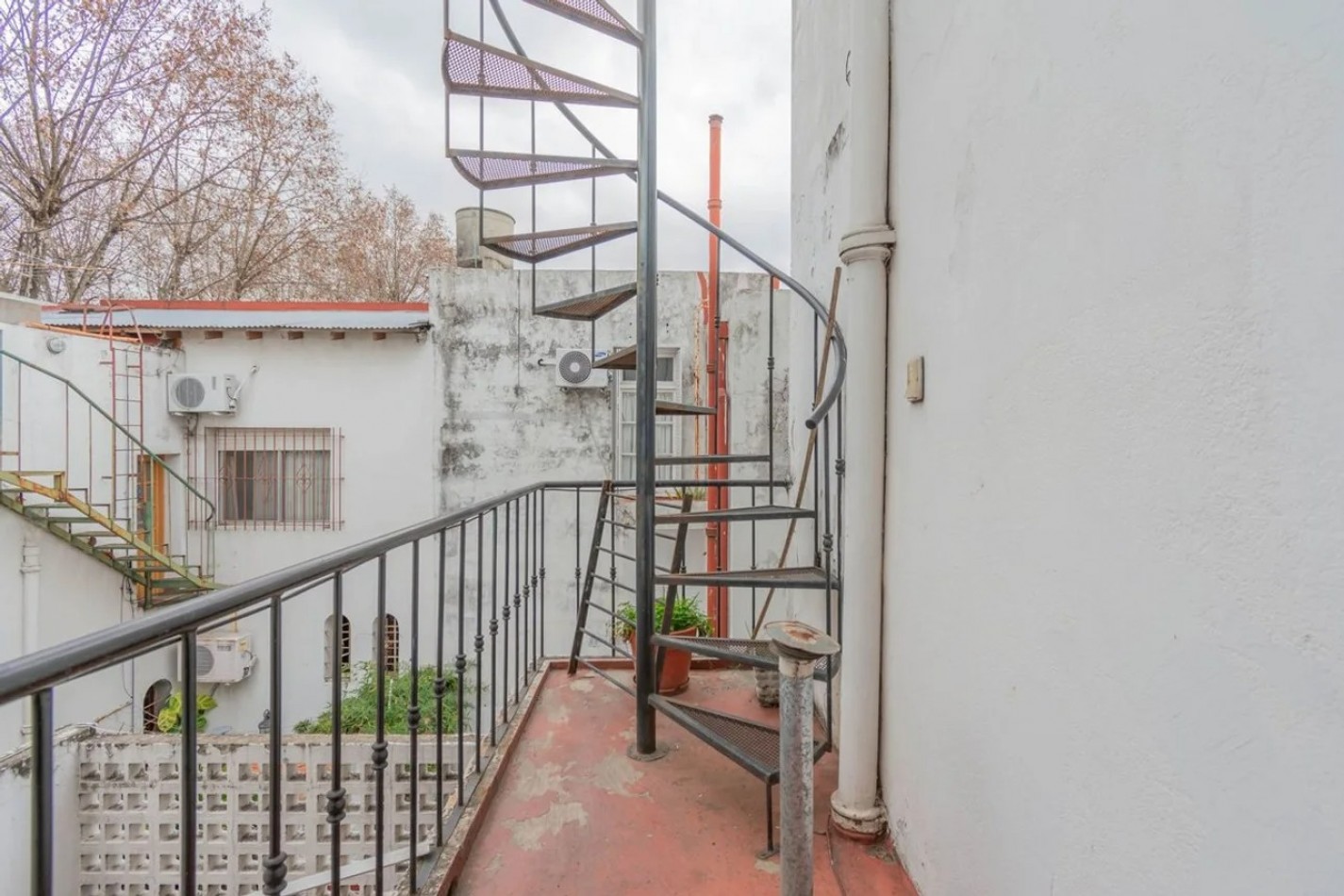 VENTA DE CASA 7 AMBIENTES CON TERRAZA A MEJORAR 