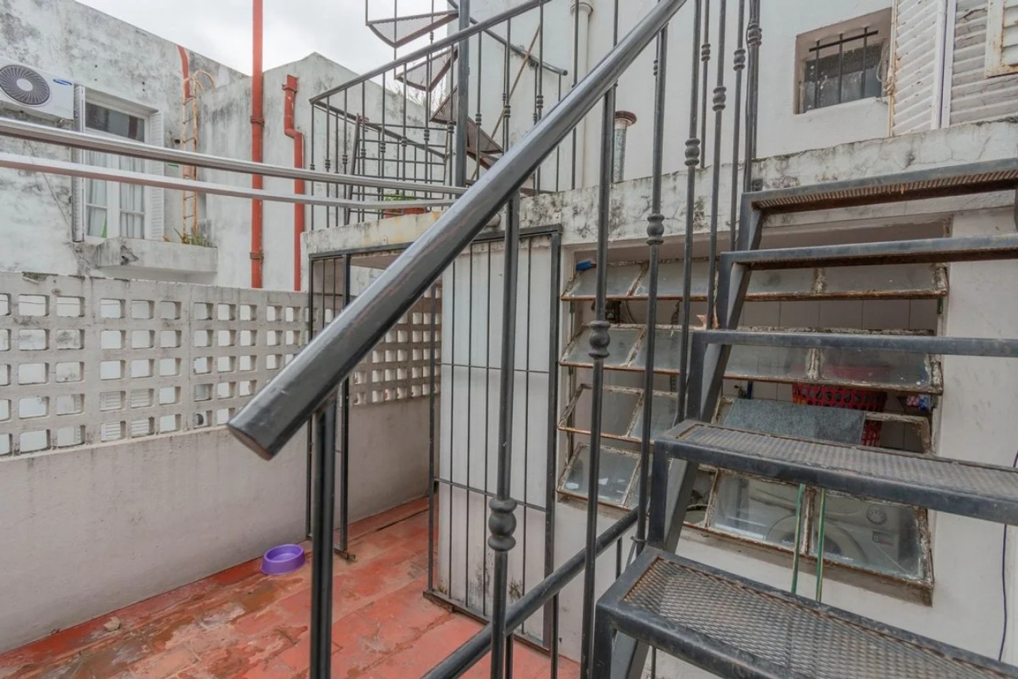 VENTA DE CASA 7 AMBIENTES CON TERRAZA A MEJORAR 