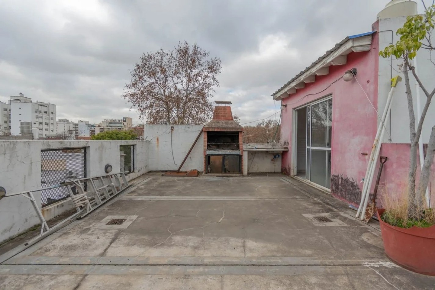 VENTA DE CASA 7 AMBIENTES CON TERRAZA A MEJORAR 