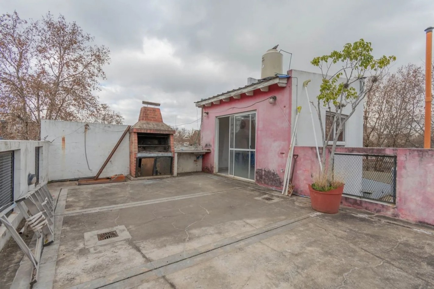 VENTA DE CASA 7 AMBIENTES CON TERRAZA A MEJORAR 