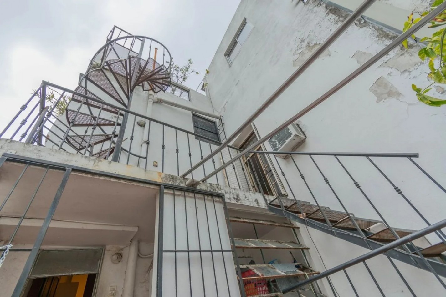 VENTA DE CASA 7 AMBIENTES CON TERRAZA A MEJORAR 