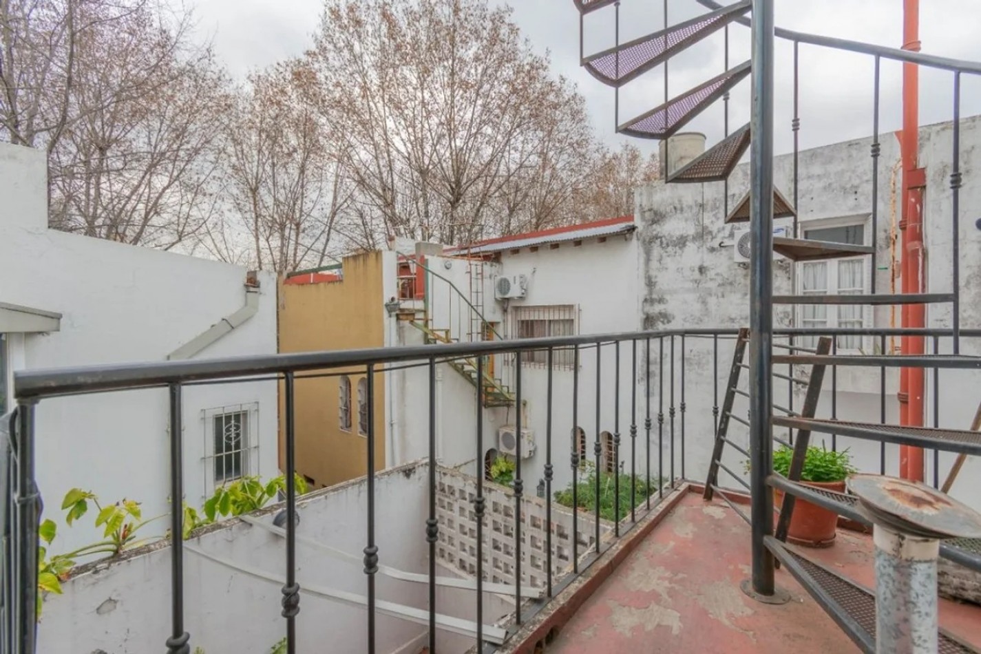 VENTA DE CASA 7 AMBIENTES CON TERRAZA A MEJORAR 
