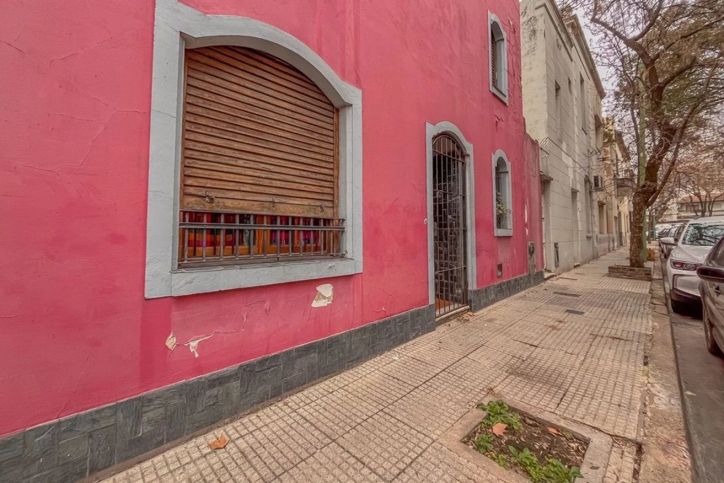 VENTA DE CASA 7 AMBIENTES CON TERRAZA A MEJORAR 