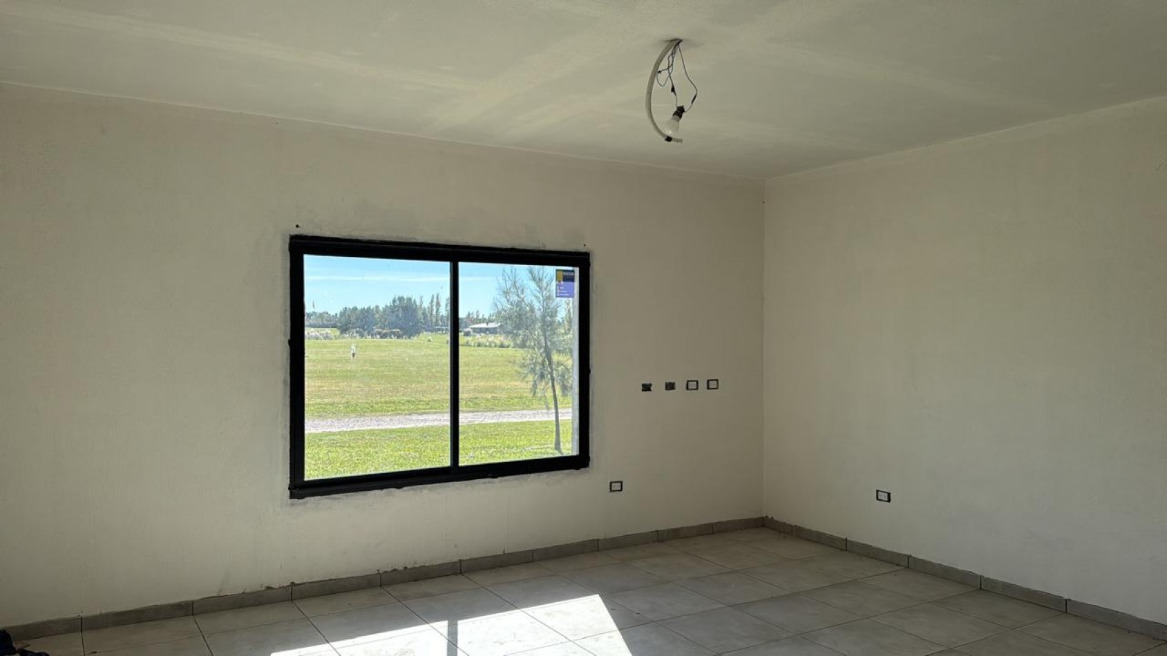HERMOSA CASA A ESTRENAR SOBRE LOTE DE 2000 M2 EN EL ESPINILLO GOLF CLUB DE CAMPO 