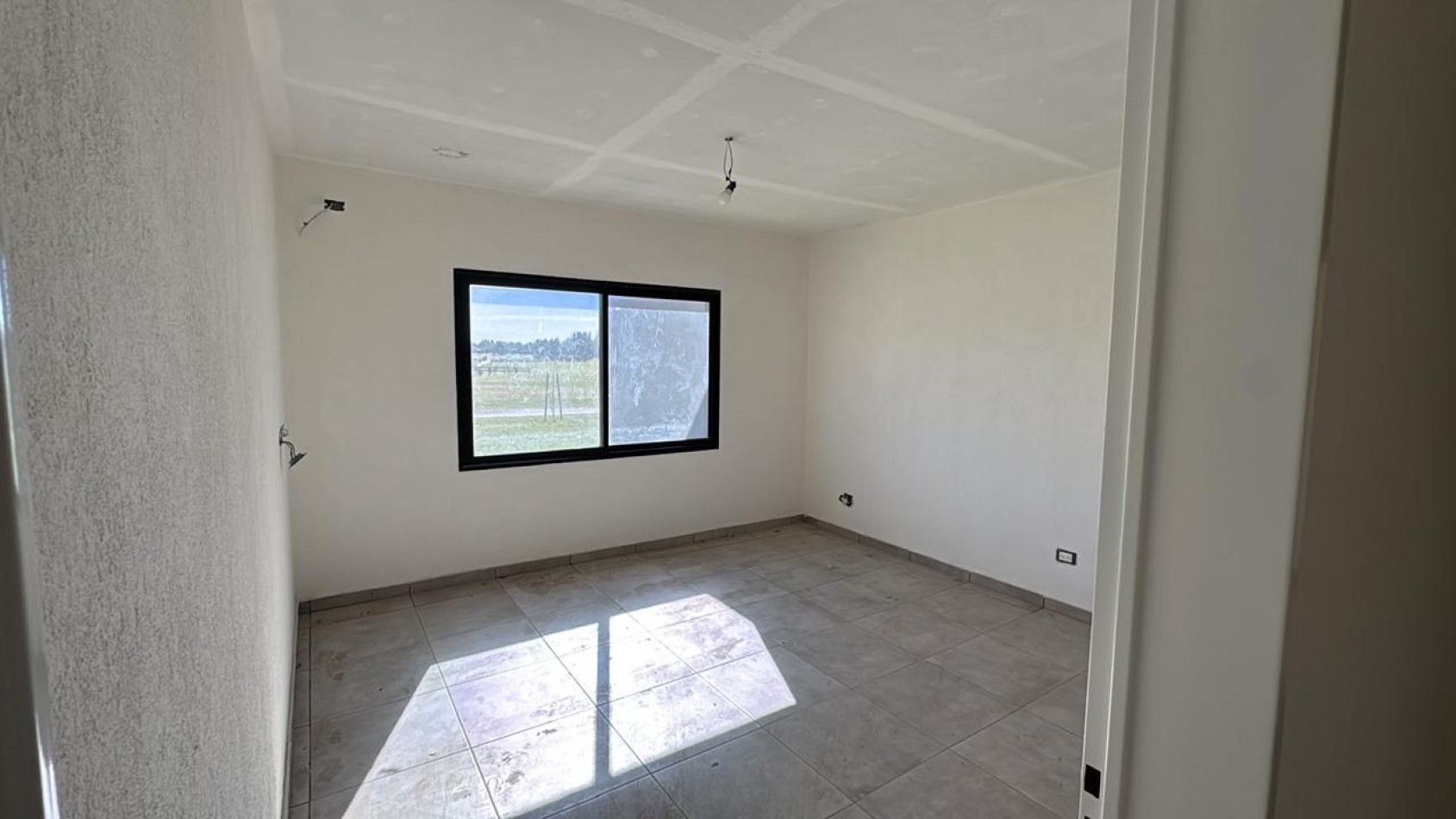 HERMOSA CASA A ESTRENAR SOBRE LOTE DE 2000 M2 EN EL ESPINILLO GOLF CLUB DE CAMPO 