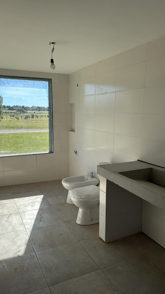 HERMOSA CASA A ESTRENAR SOBRE LOTE DE 2000 M2 EN EL ESPINILLO GOLF CLUB DE CAMPO 