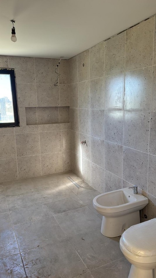 HERMOSA CASA A ESTRENAR SOBRE LOTE DE 2000 M2 EN EL ESPINILLO GOLF CLUB DE CAMPO 