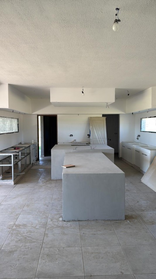 HERMOSA CASA A ESTRENAR SOBRE LOTE DE 2000 M2 EN EL ESPINILLO GOLF CLUB DE CAMPO 