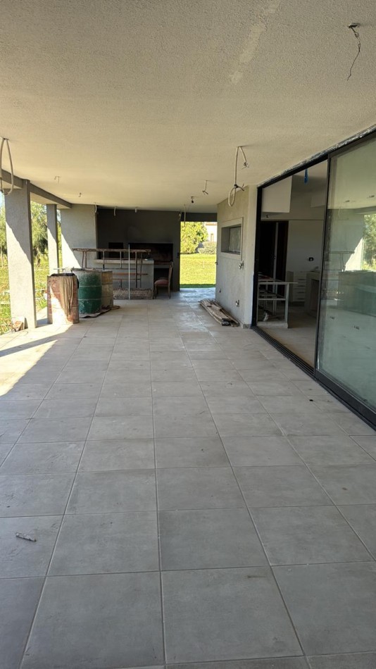 HERMOSA CASA A ESTRENAR SOBRE LOTE DE 2000 M2 EN EL ESPINILLO GOLF CLUB DE CAMPO 