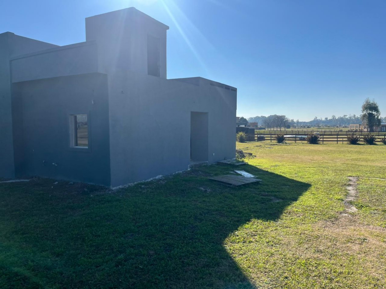 HERMOSA CASA A ESTRENAR SOBRE LOTE DE 2000 M2 EN EL ESPINILLO GOLF CLUB DE CAMPO 