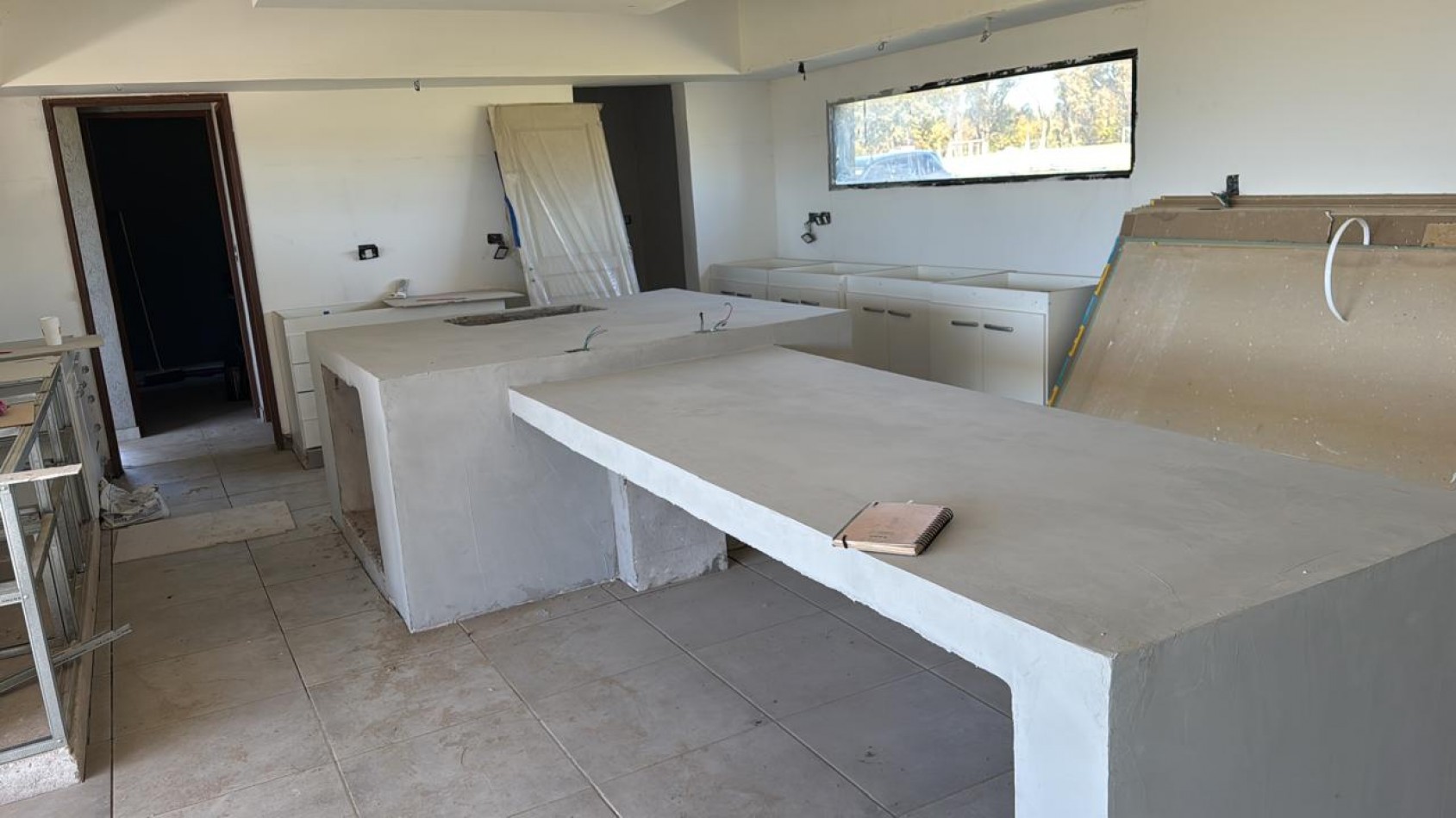 HERMOSA CASA A ESTRENAR SOBRE LOTE DE 2000 M2 EN EL ESPINILLO GOLF CLUB DE CAMPO 