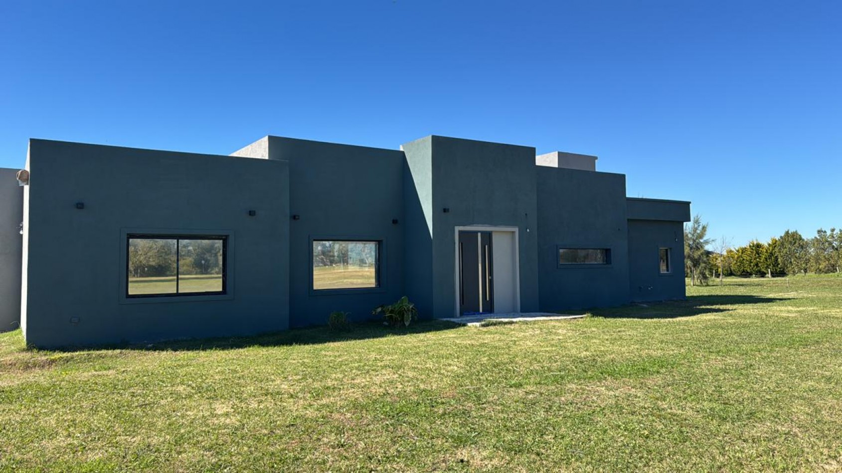 HERMOSA CASA A ESTRENAR SOBRE LOTE DE 2000 M2 EN EL ESPINILLO GOLF CLUB DE CAMPO 