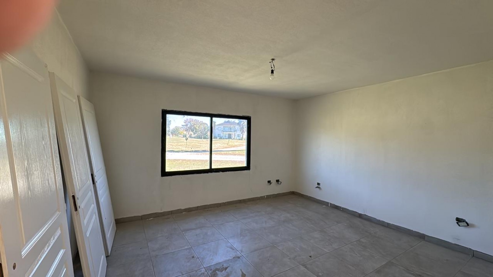 HERMOSA CASA A ESTRENAR SOBRE LOTE DE 2000 M2 EN EL ESPINILLO GOLF CLUB DE CAMPO 