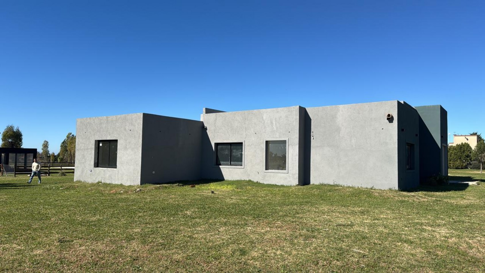 HERMOSA CASA A ESTRENAR SOBRE LOTE DE 2000 M2 EN EL ESPINILLO GOLF CLUB DE CAMPO 