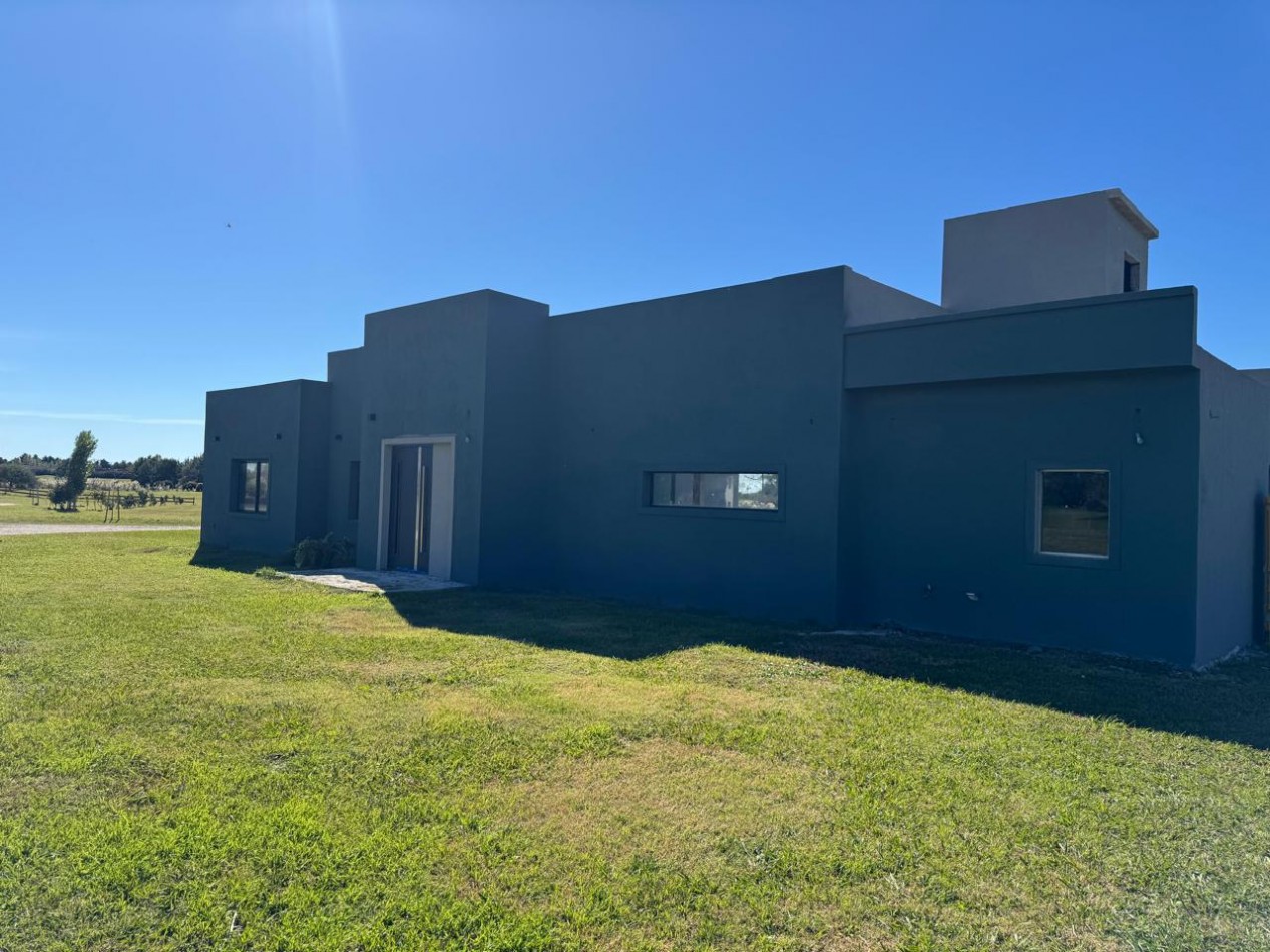 HERMOSA CASA A ESTRENAR SOBRE LOTE DE 2000 M2 EN EL ESPINILLO GOLF CLUB DE CAMPO 