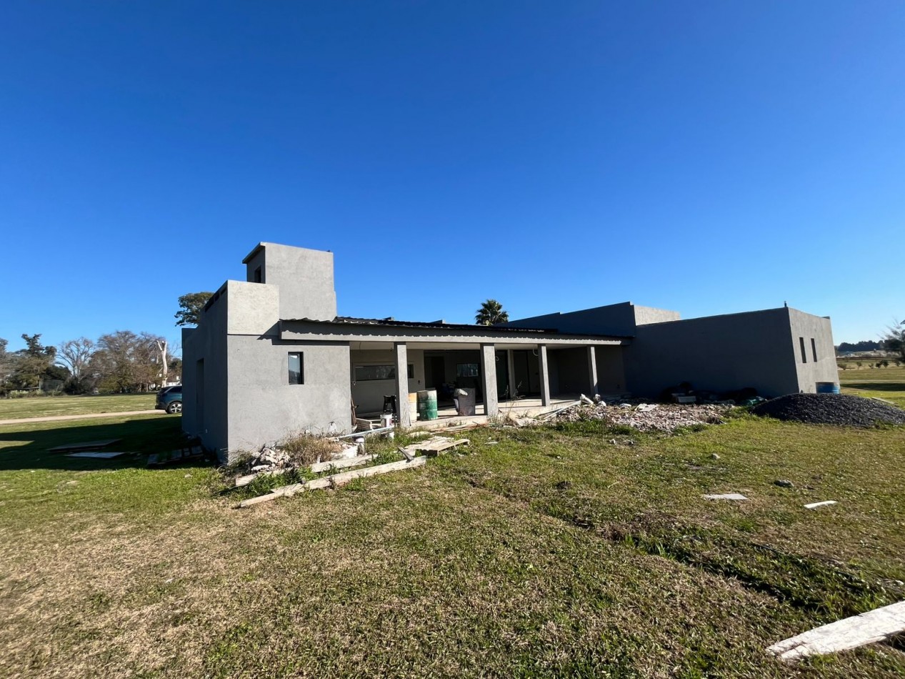 HERMOSA CASA A ESTRENAR SOBRE LOTE DE 2000 M2 EN EL ESPINILLO GOLF CLUB DE CAMPO 