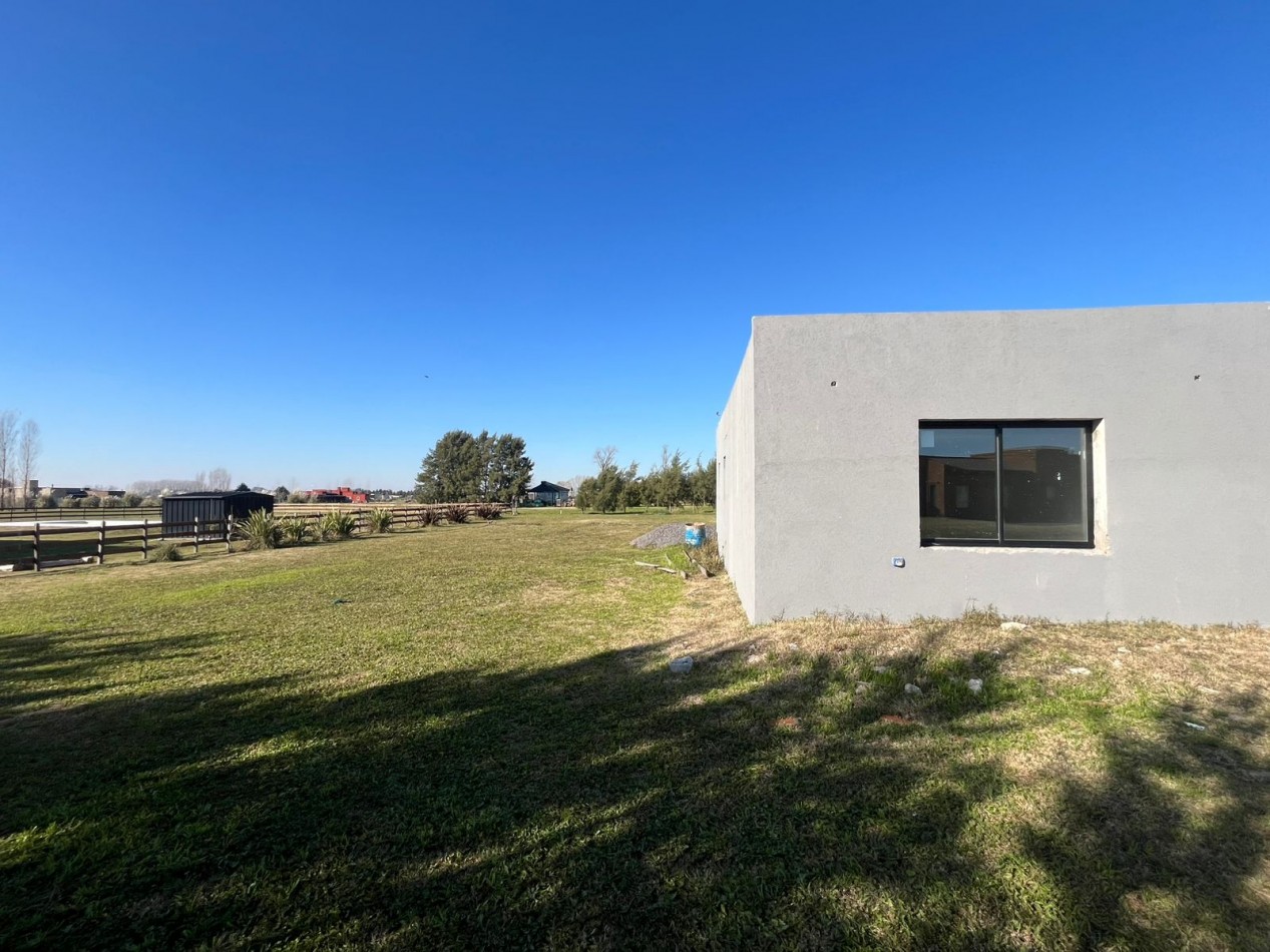 HERMOSA CASA A ESTRENAR SOBRE LOTE DE 2000 M2 EN EL ESPINILLO GOLF CLUB DE CAMPO 
