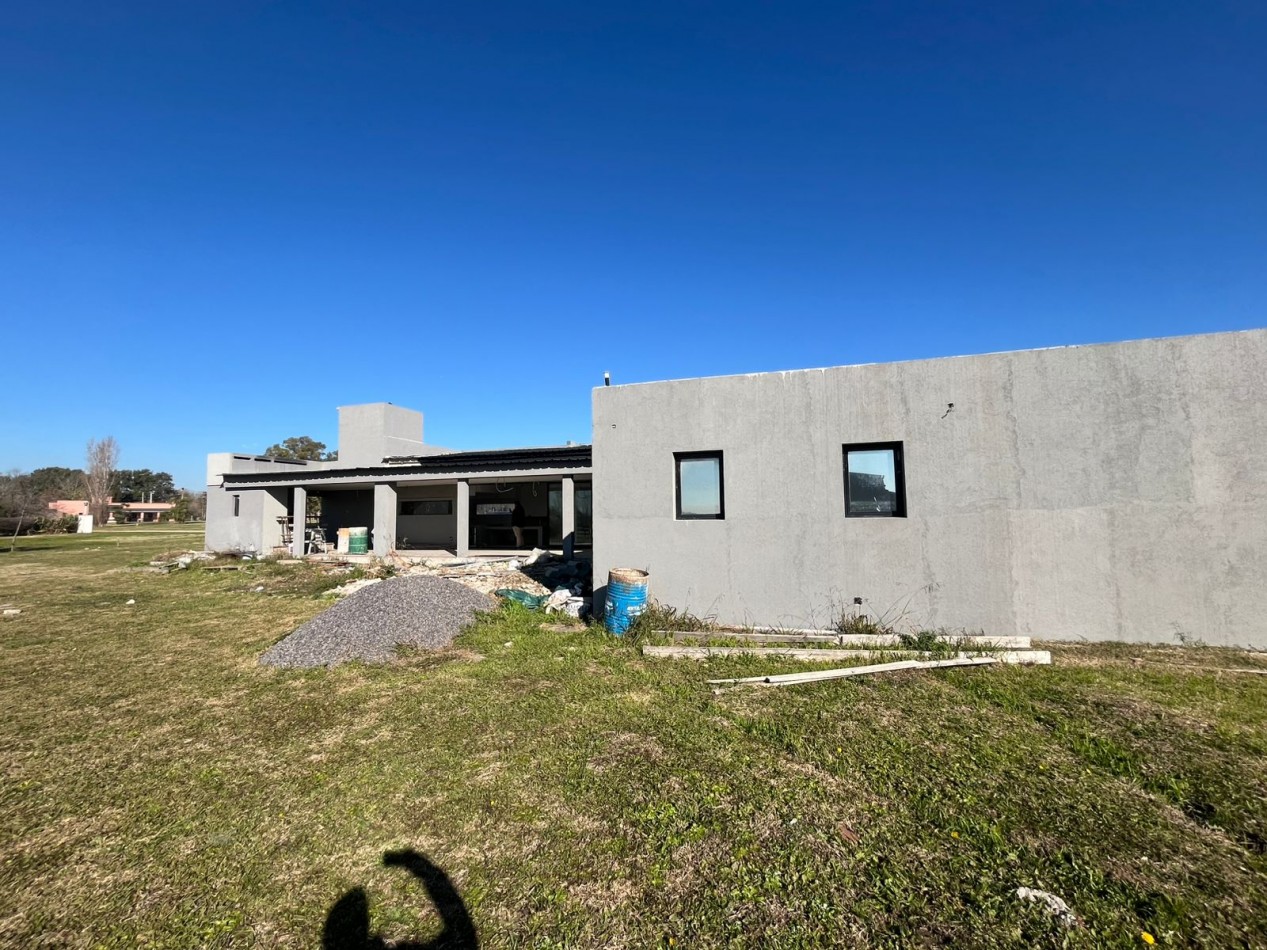 HERMOSA CASA A ESTRENAR SOBRE LOTE DE 2000 M2 EN EL ESPINILLO GOLF CLUB DE CAMPO 