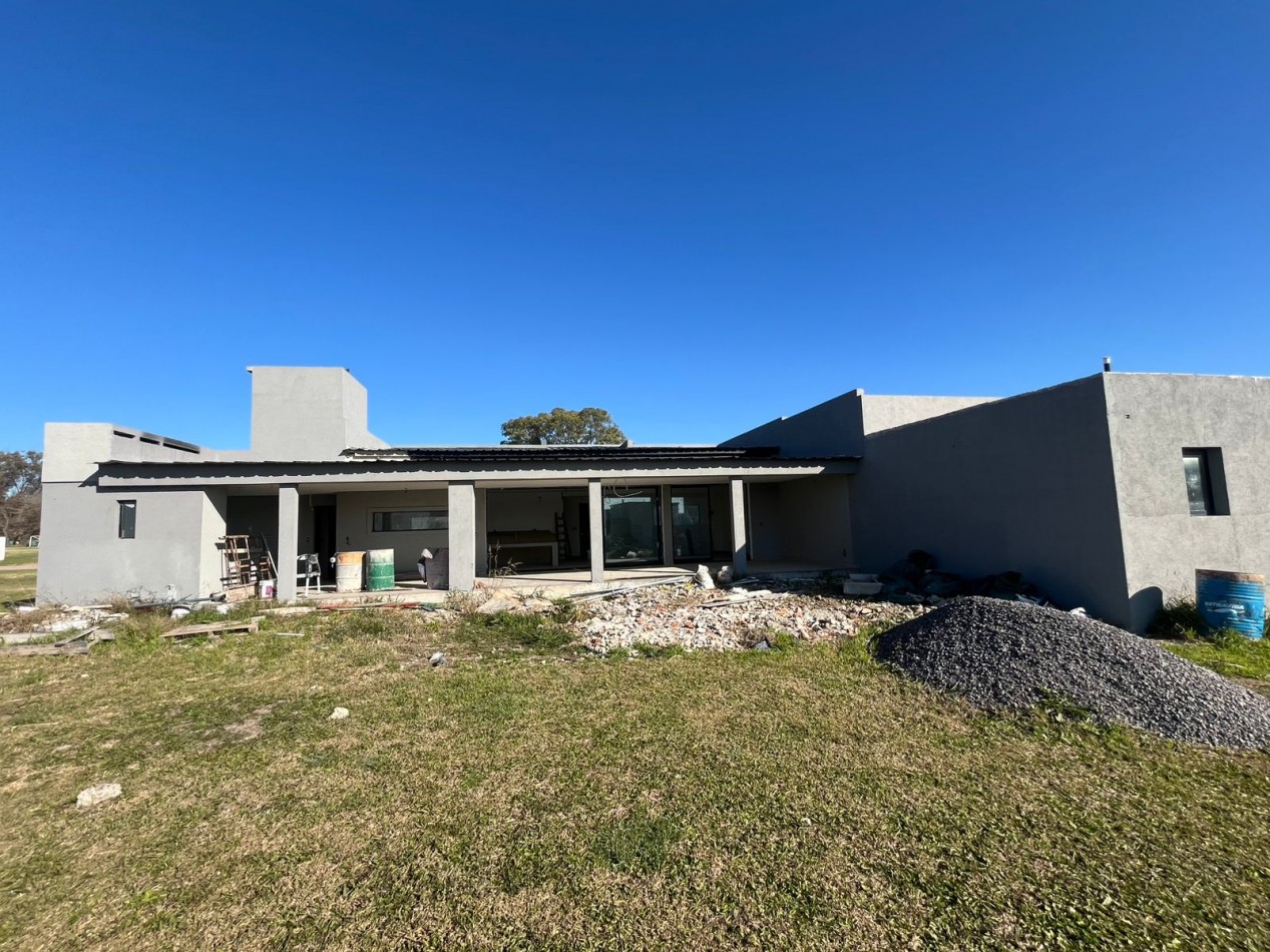 HERMOSA CASA A ESTRENAR SOBRE LOTE DE 2000 M2 EN EL ESPINILLO GOLF CLUB DE CAMPO 
