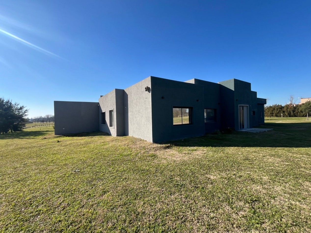HERMOSA CASA A ESTRENAR SOBRE LOTE DE 2000 M2 EN EL ESPINILLO GOLF CLUB DE CAMPO 