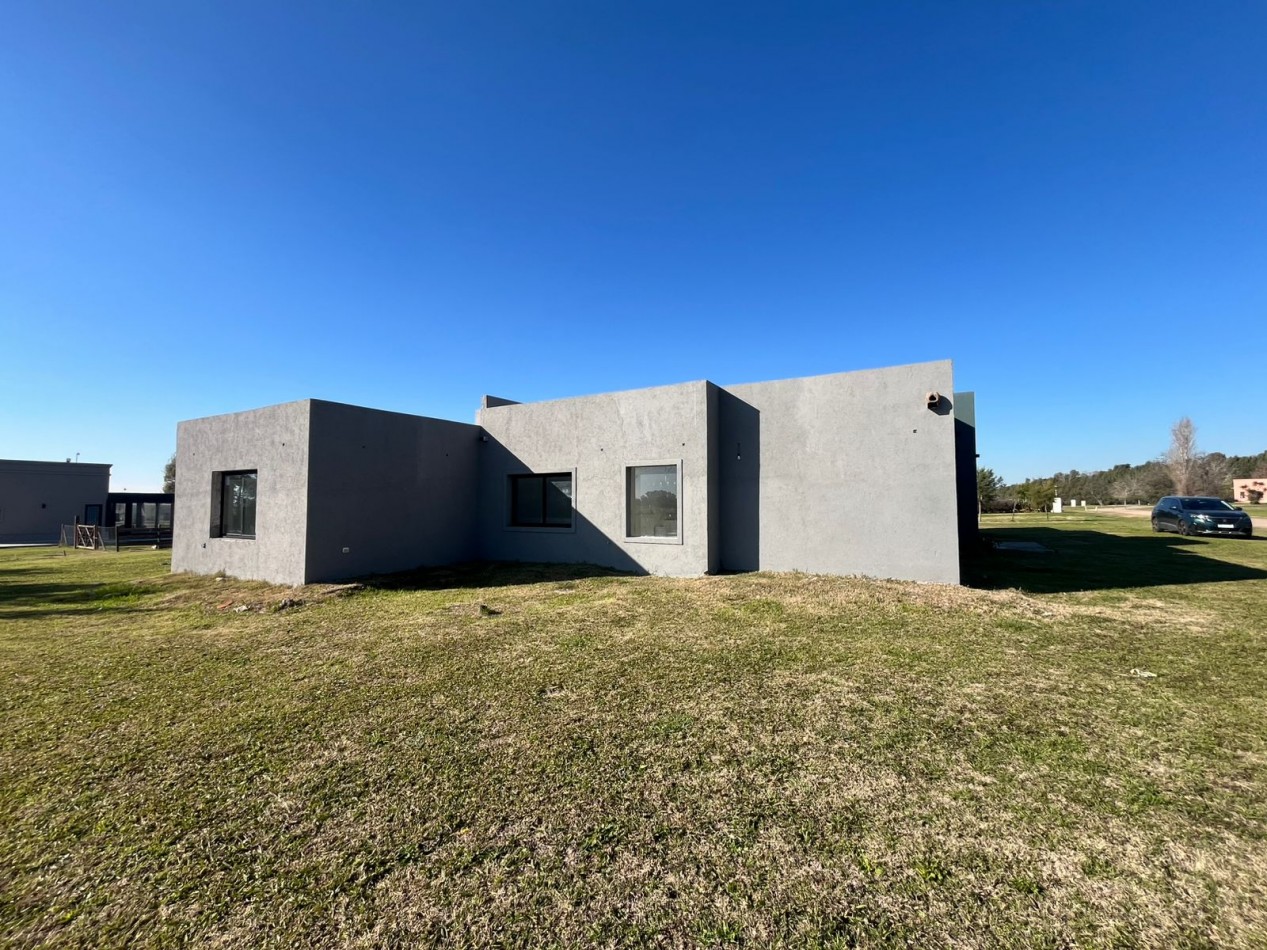 HERMOSA CASA A ESTRENAR SOBRE LOTE DE 2000 M2 EN EL ESPINILLO GOLF CLUB DE CAMPO 