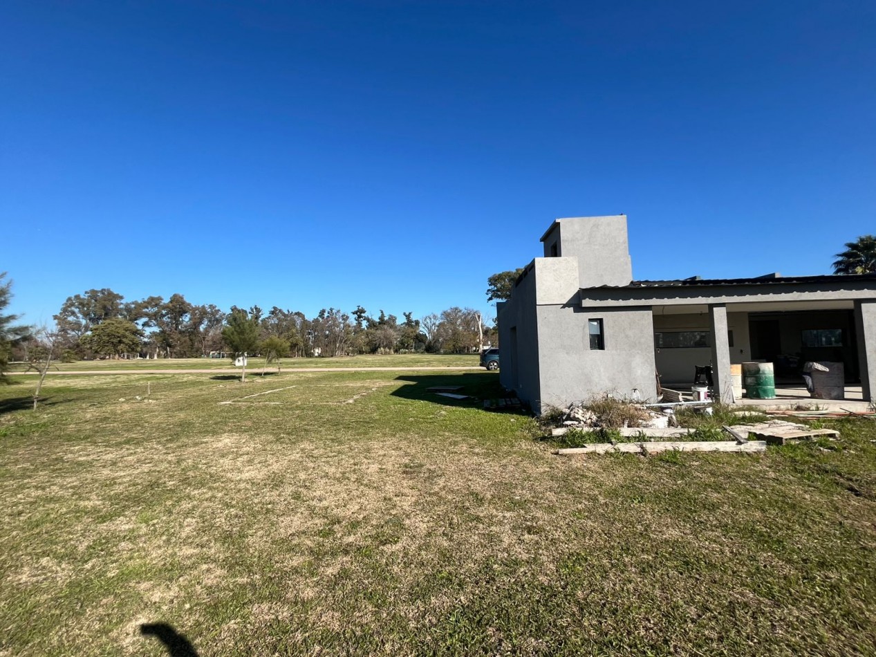HERMOSA CASA A ESTRENAR SOBRE LOTE DE 2000 M2 EN EL ESPINILLO GOLF CLUB DE CAMPO 