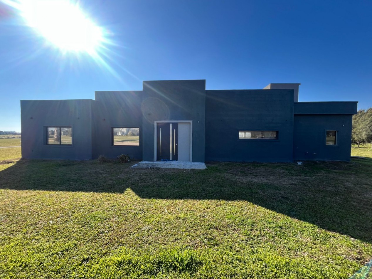 HERMOSA CASA A ESTRENAR SOBRE LOTE DE 2000 M2 EN EL ESPINILLO GOLF CLUB DE CAMPO 