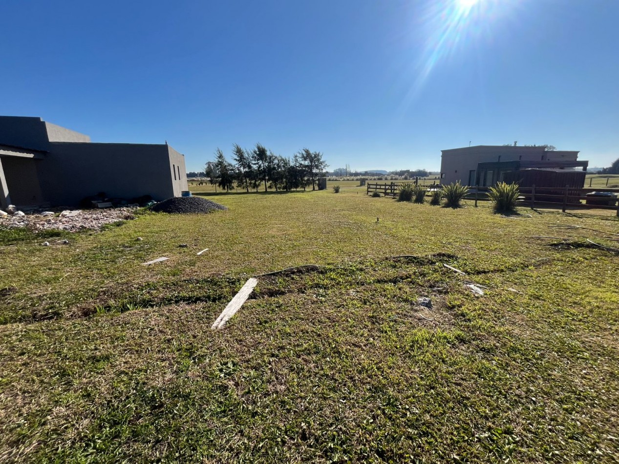 HERMOSA CASA A ESTRENAR SOBRE LOTE DE 2000 M2 EN EL ESPINILLO GOLF CLUB DE CAMPO 