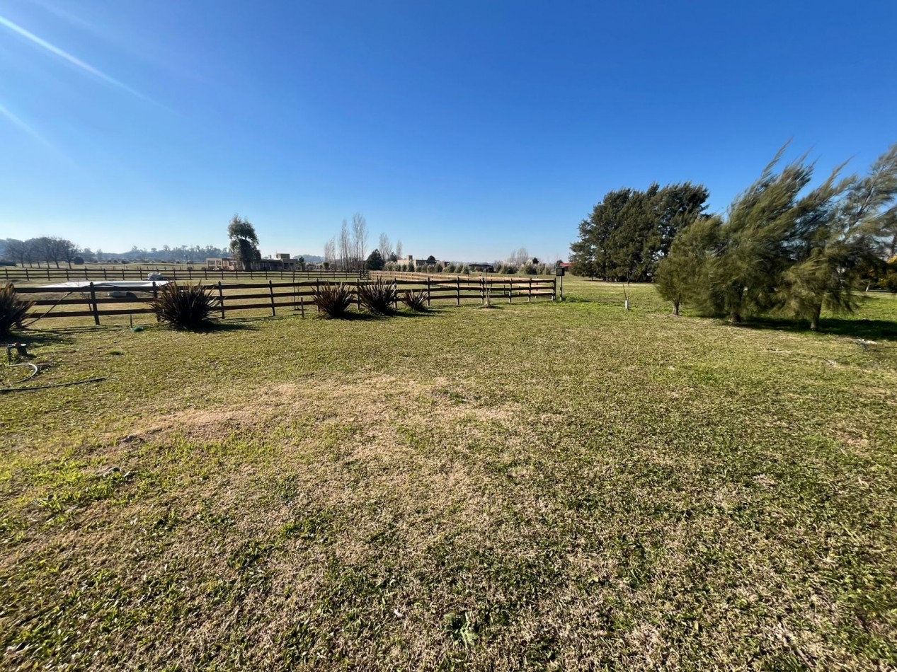 HERMOSA CASA A ESTRENAR SOBRE LOTE DE 2000 M2 EN EL ESPINILLO GOLF CLUB DE CAMPO 