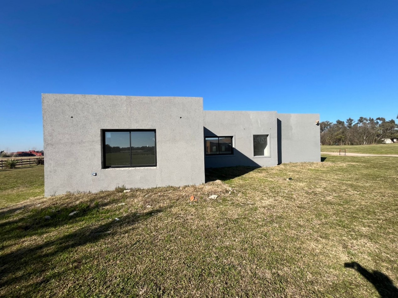 HERMOSA CASA A ESTRENAR SOBRE LOTE DE 2000 M2 EN EL ESPINILLO GOLF CLUB DE CAMPO 