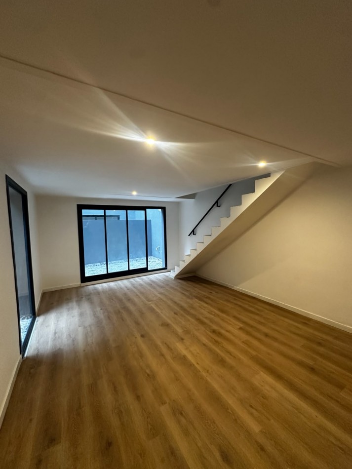 PH 4 AMBIENTES CON PATIO MODERNO A ESTRENAR SIN EXPENSAS 