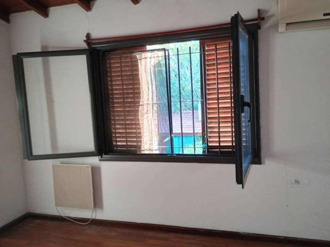 SE VENDE TRIPLEX 4 AMBIENTES EXCELENTE UBICACION !! SIN EXPENSAS