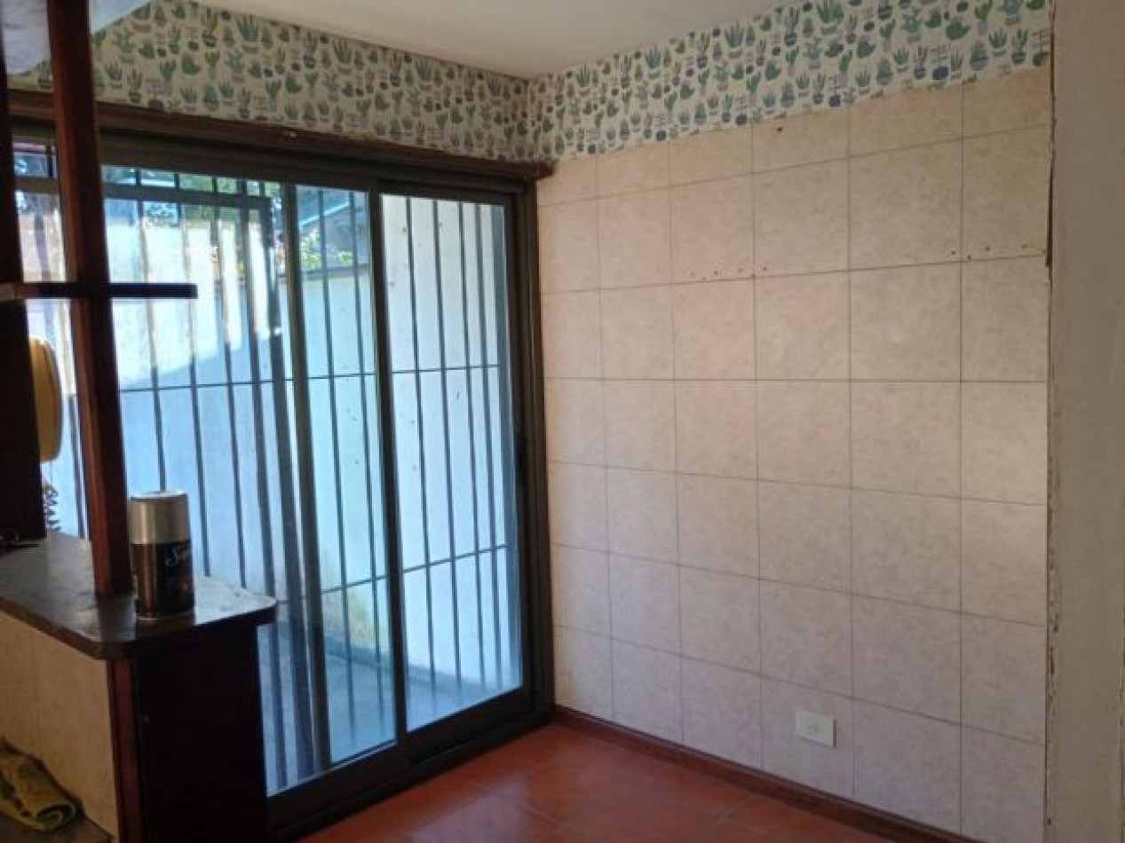 SE VENDE TRIPLEX 4 AMBIENTES EXCELENTE UBICACION !! SIN EXPENSAS