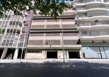 MUY BUENA COCHERA SOBRE AVENIDA 