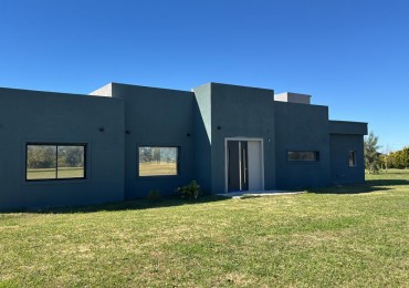 HERMOSA CASA A ESTRENAR SOBRE LOTE DE 2000 M2 EN EL ESPINILLO GOLF CLUB DE CAMPO 